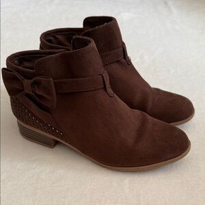 {Kohls} SO | Magnolia Bow Faux Suede Memory Foam Side Zip Booties Boots Brown 4